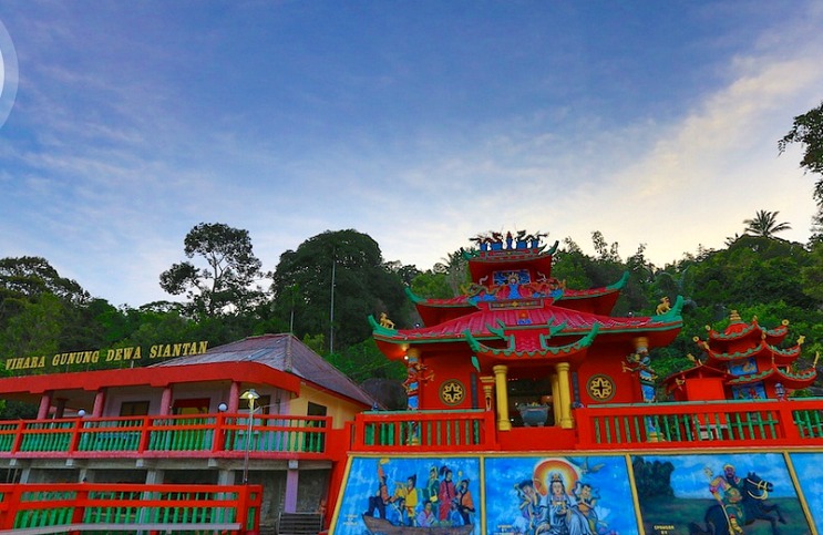 ​Vihara Gunung Dewa Siantan : Harga Tiket, Foto, Lokasi, Fasilitas dan Spot