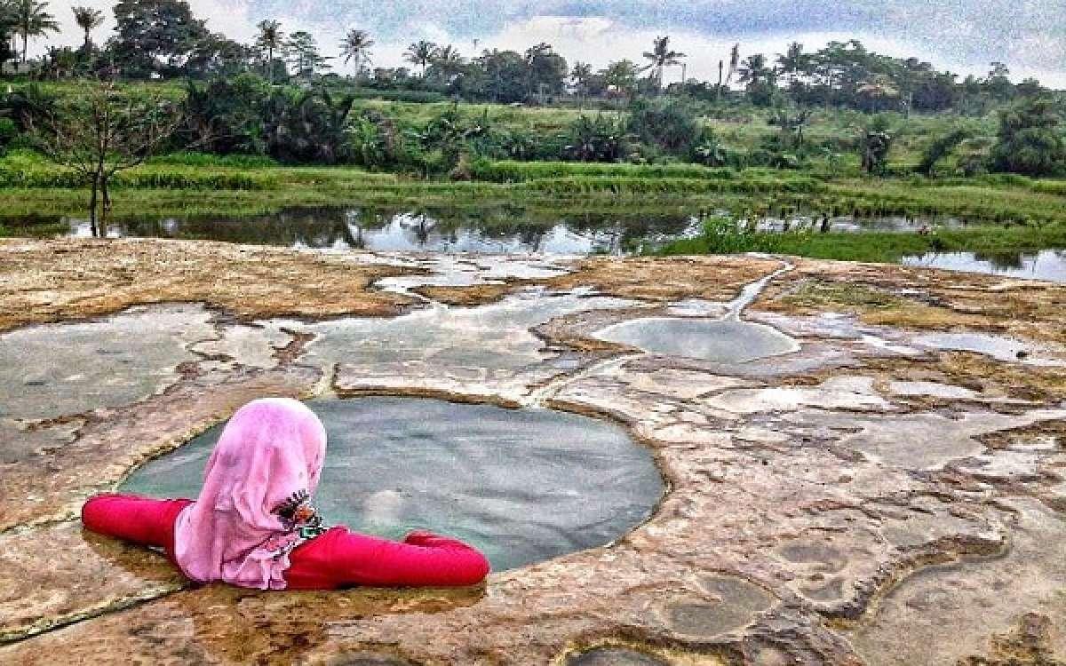 Taman Wisata Tirta Sayaga Pemandian Air Panas Gunung Kapur