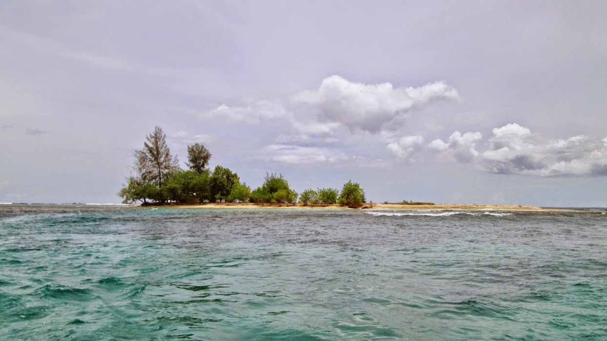 Pantai Pusong Sangkalan : Harga Tiket, Foto, Lokasi, Fasilitas dan Spot