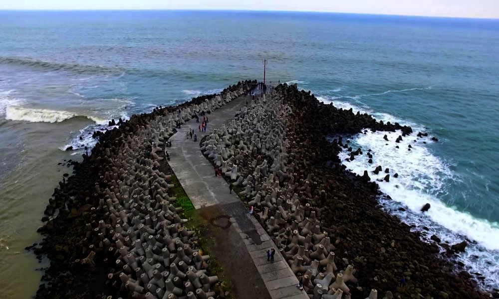 Pantai Glagah, Pantai Berpasir Hitam dengan Laguna Indah