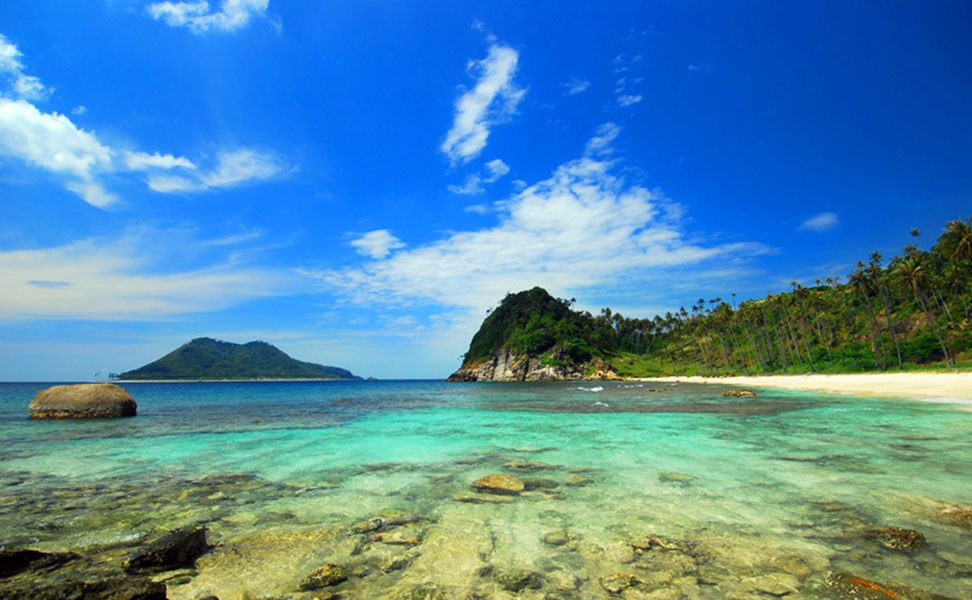 Pantai Kuala Parek, Keindahan Pasir Putih dan Gugusan