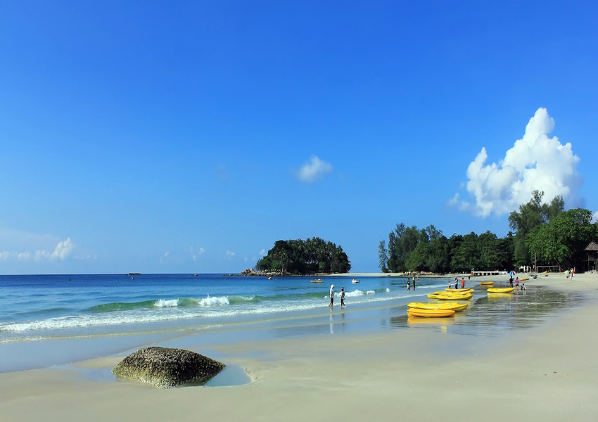 Pantai Lagoi, Eksotisme Pantai dan Deretan Resort Mewah di