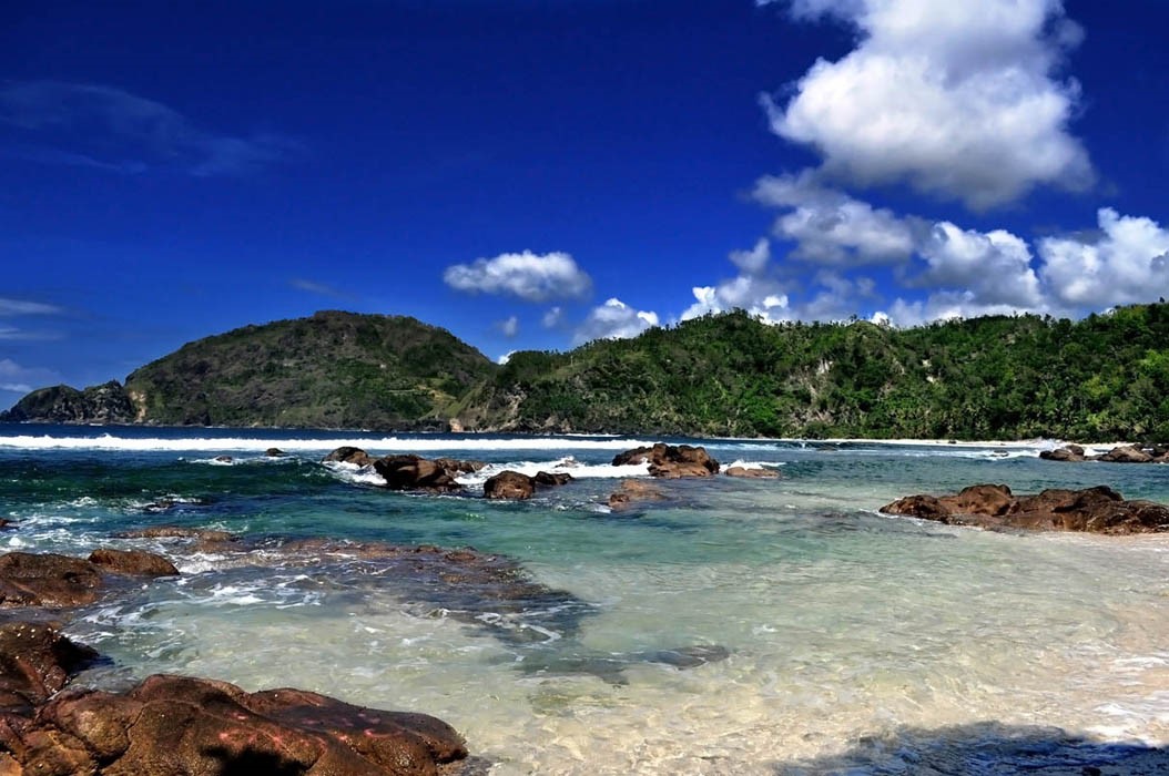 Pantai Wediombo, Pesona Pantai Dengan Kolam Renang Alami