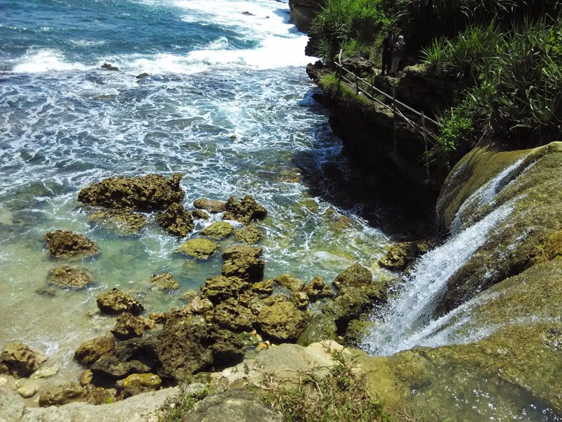 Pantai Jogan, Panorama Air Terjun yang Berada Dibibir Pantai