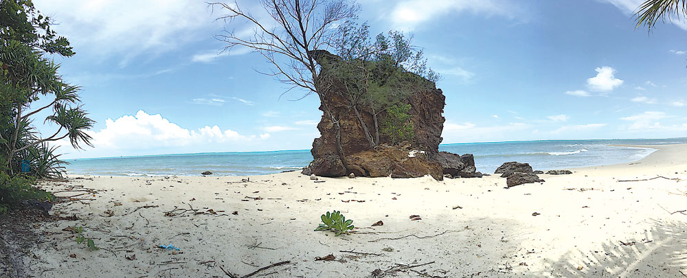​Pantai Batu Berdaun : Harga Tiket, Foto, Lokasi, Fasilitas dan Spot