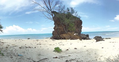 ​Pantai Batu Berdaun : Harga Tiket, Foto, Lokasi, Fasilitas dan Spot