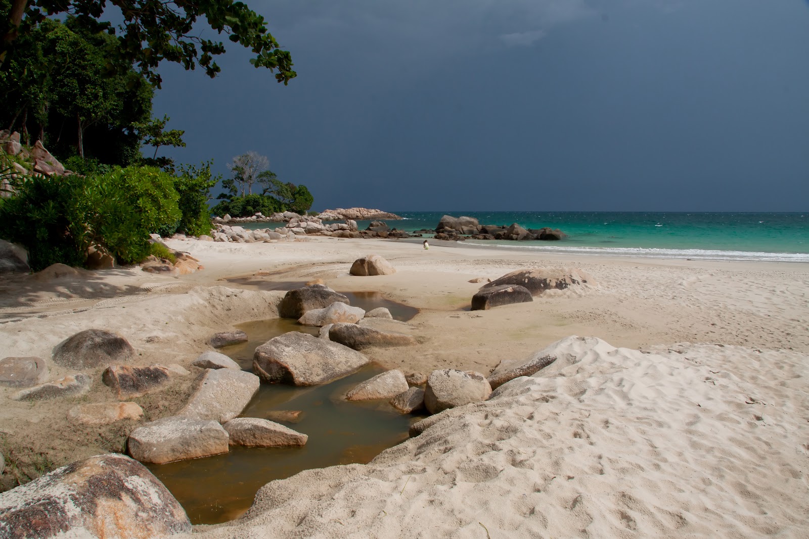 Pantai Tanjung Berakit, Pesona Keindahan Alam dan Hamparan