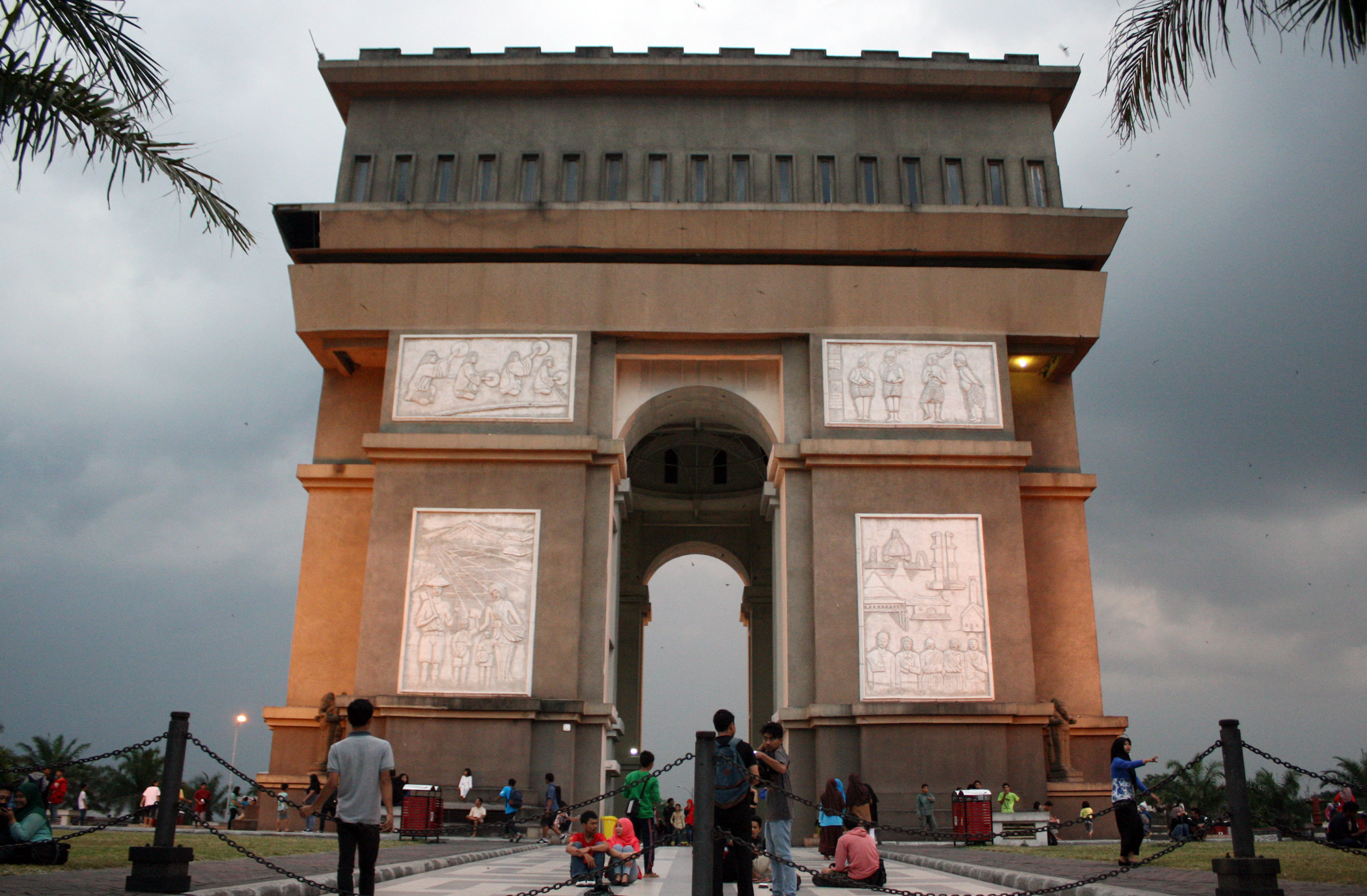 Monumen Simpang Lima​​​​​ ​Gumul​ : Harga Tiket, Foto, Lokasi, Fasilitas dan Spot