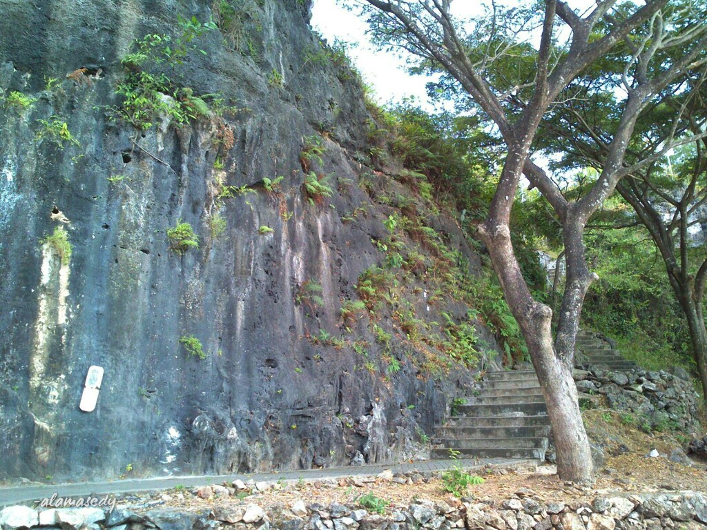 Bukit Surowiti, Objek Wisata Religi Dengan Segudang