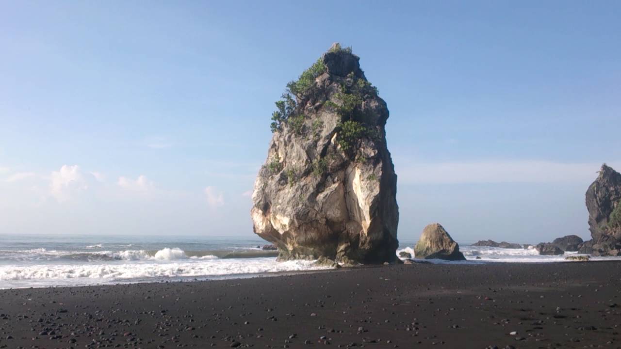 Pantai Watu Godeg : Harga Tiket, Foto, Lokasi, Fasilitas dan Spot