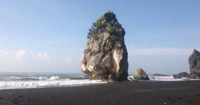 Pantai Watu Godeg : Harga Tiket, Foto, Lokasi, Fasilitas dan Spot