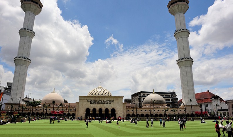 Masjid Raya Bandung : Harga Tiket, Foto, Lokasi, Fasilitas dan Spot