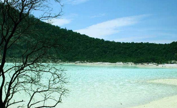 Wisata Kawah Putih Ciwidey, Keindahan Danau yang Bisa