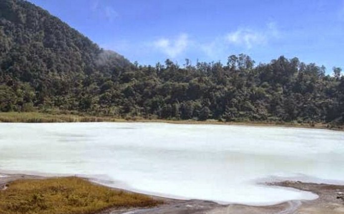 Kawah Talaga Bodas Garut : Harga Tiket, Foto, Lokasi, Fasilitas dan Spot