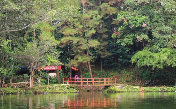 Telaga Remis, Telaga Hijau Seperti Kaca di Kuningan