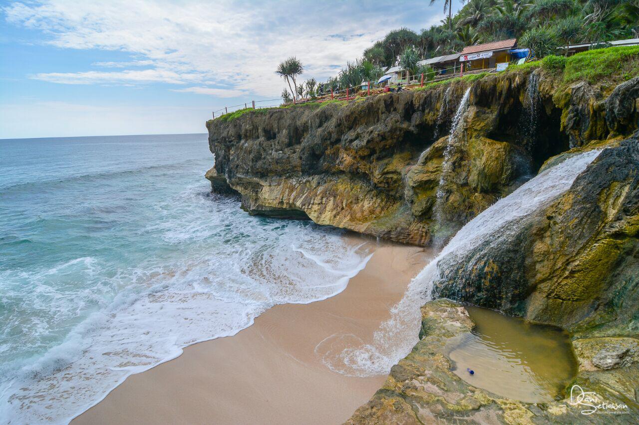 Pantai Banyu Tibo : Harga Tiket, Foto, Lokasi, Fasilitas dan Spot