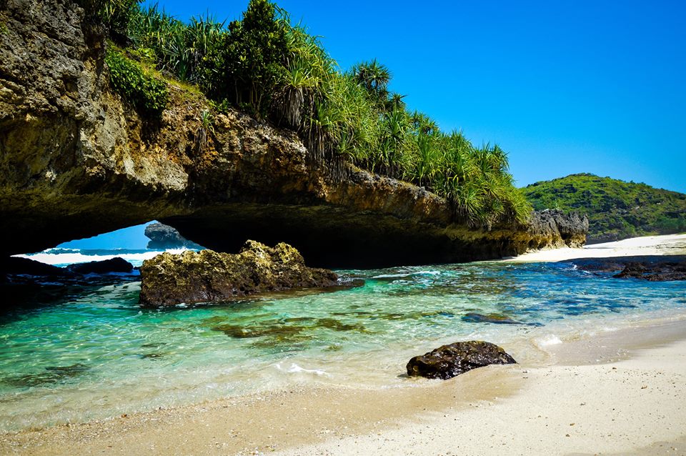 Pantai Srau : Harga Tiket, Foto, Lokasi, Fasilitas dan Spot