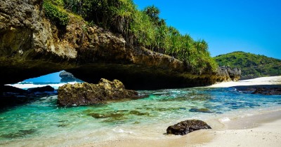 Pantai Srau : Harga Tiket, Foto, Lokasi, Fasilitas dan Spot