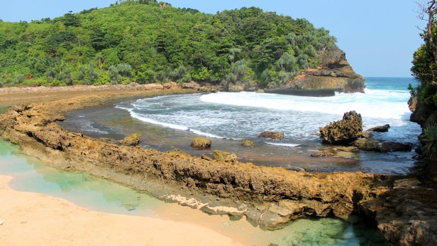 Pantai Batu Bengkung : Harga Tiket, Foto, Lokasi, Fasilitas dan Spot