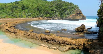 Pantai Batu Bengkung : Harga Tiket, Foto, Lokasi, Fasilitas dan Spot