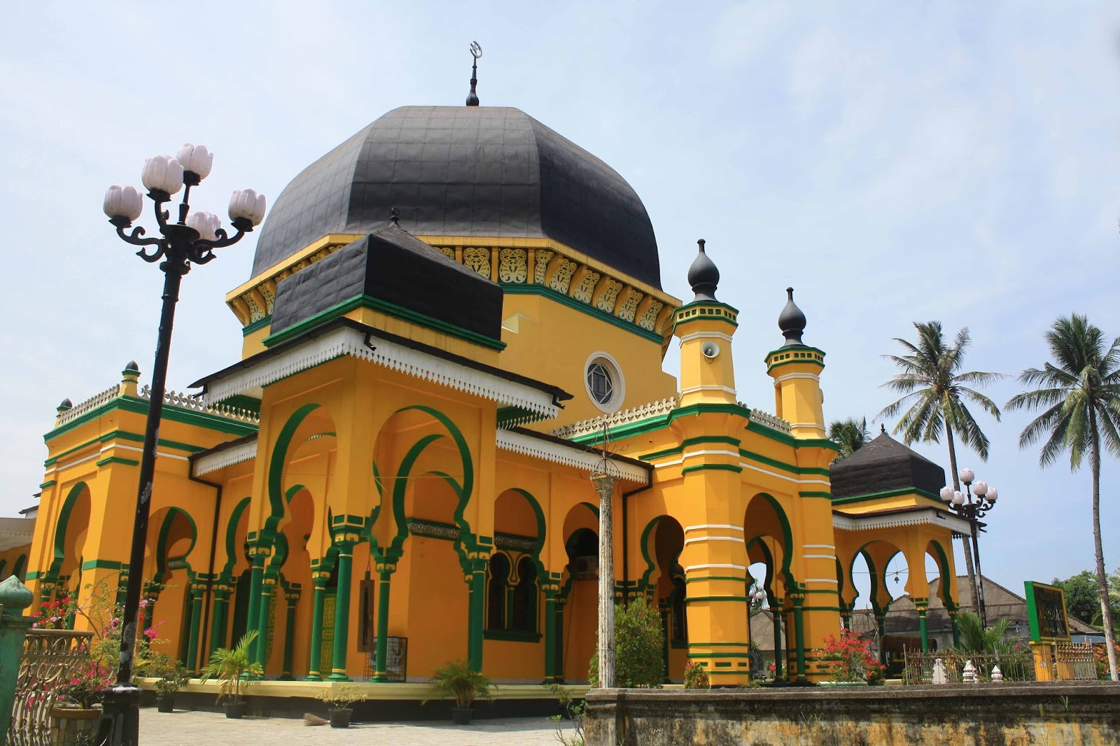 Masjid Al Osmani : Harga Tiket, Foto, Lokasi, Fasilitas dan Spot