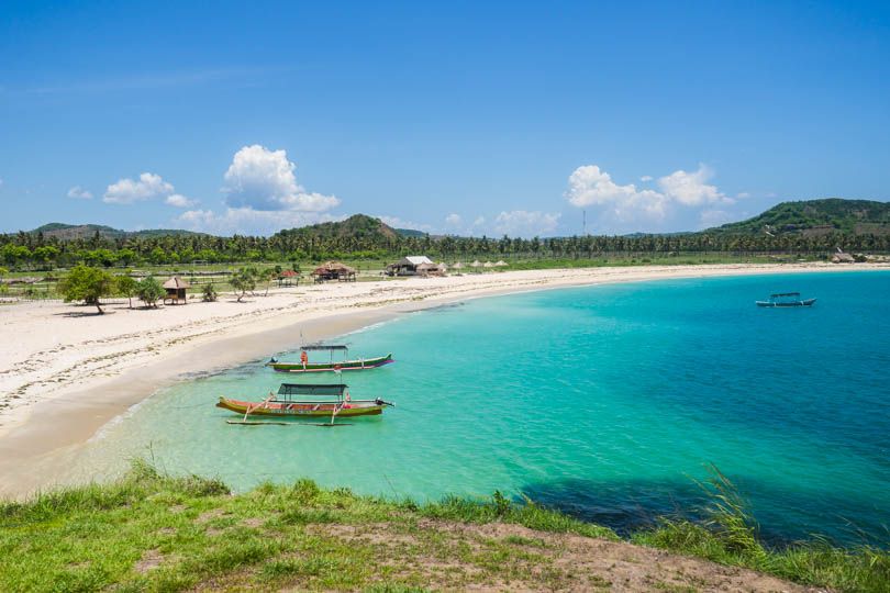 Pantai Tanjung Aan Fasilitas, Rute, Jam Buka, Harga