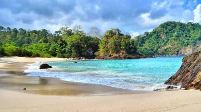 Teluk Hijau : Harga Tiket, Foto, Lokasi, Fasilitas dan Spot