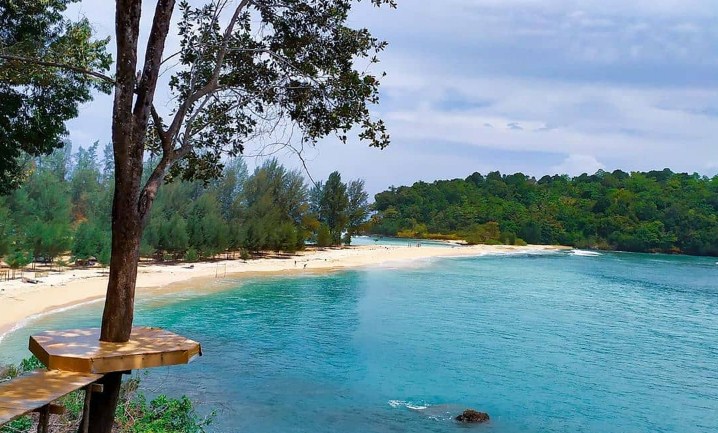 6 Rekomendasi Wisata Pantai Pasir Putih di Indonesia Terindah