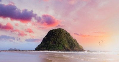 Pantai Pulau Merah  : Tiket Harga Masuk, Foto dan Lokasi