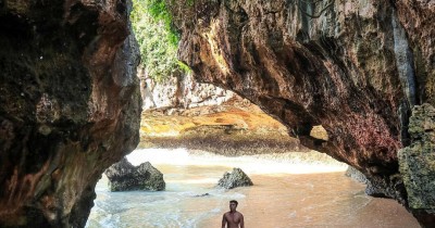 Pantai Suluban : Tiket Harga Masuk, Foto dan Lokasi