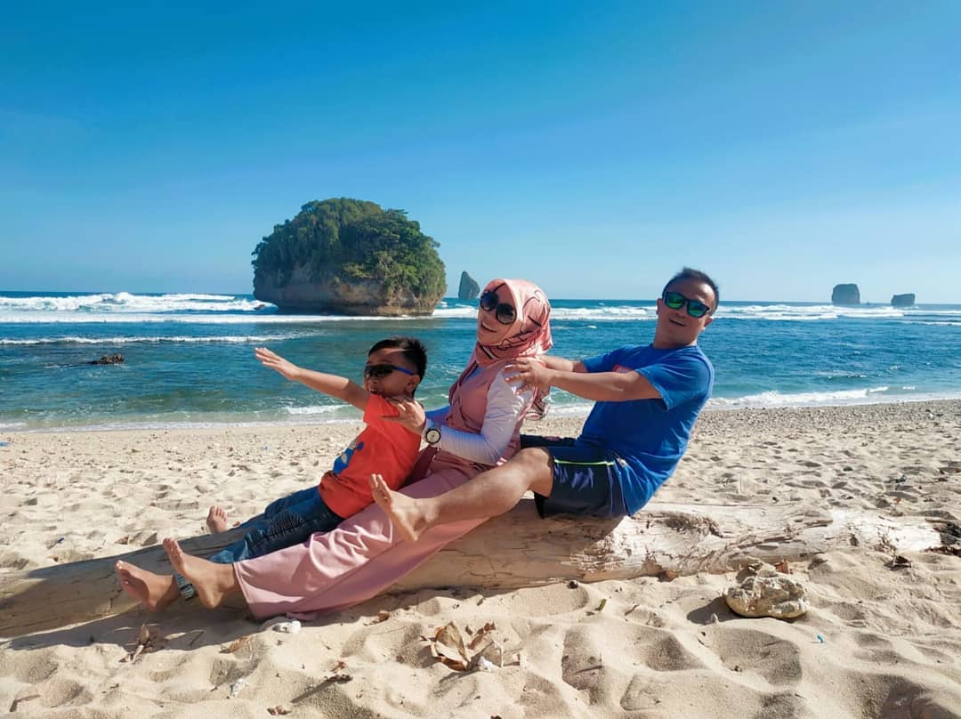 Pantai Watu Leter : Harga Tiket, Foto, Lokasi, Fasilitas dan Spot