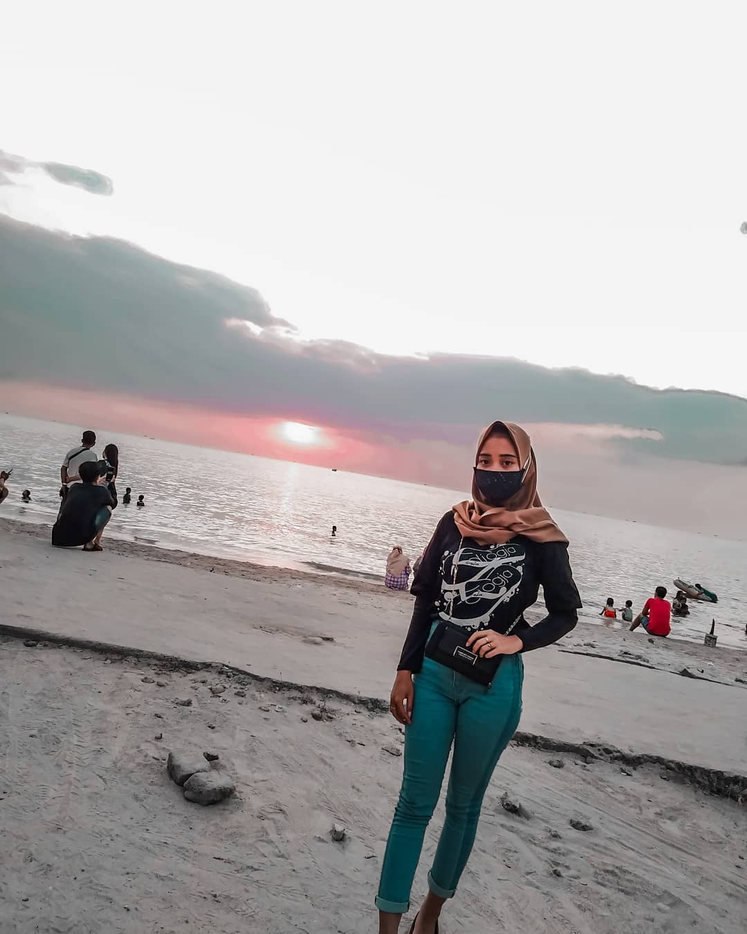 Pantai Teluk Awur : Harga Tiket, Foto, Lokasi, Fasilitas dan Spot