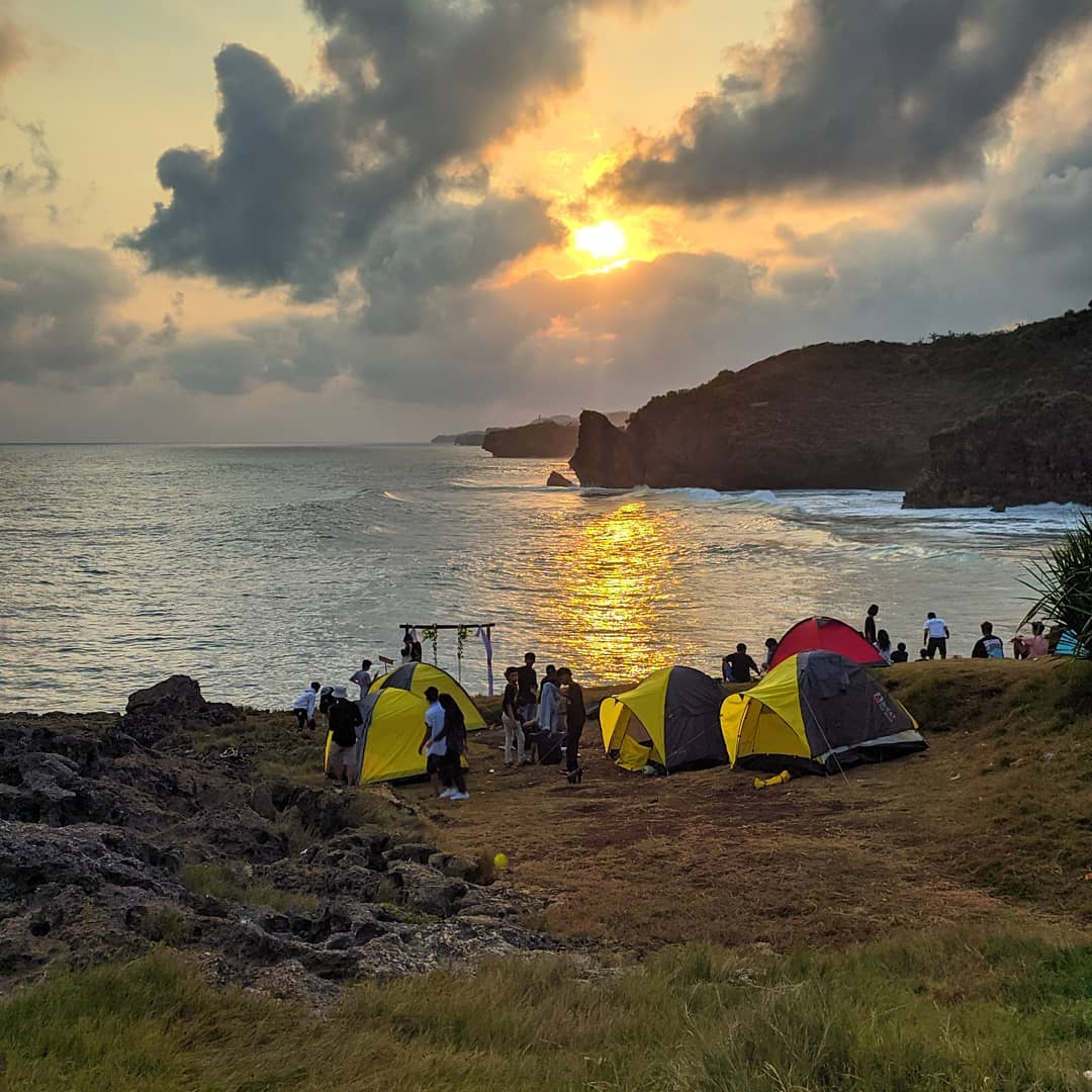 Pantai Widodaren : Harga Tiket, Foto, Lokasi, Fasilitas dan Spot