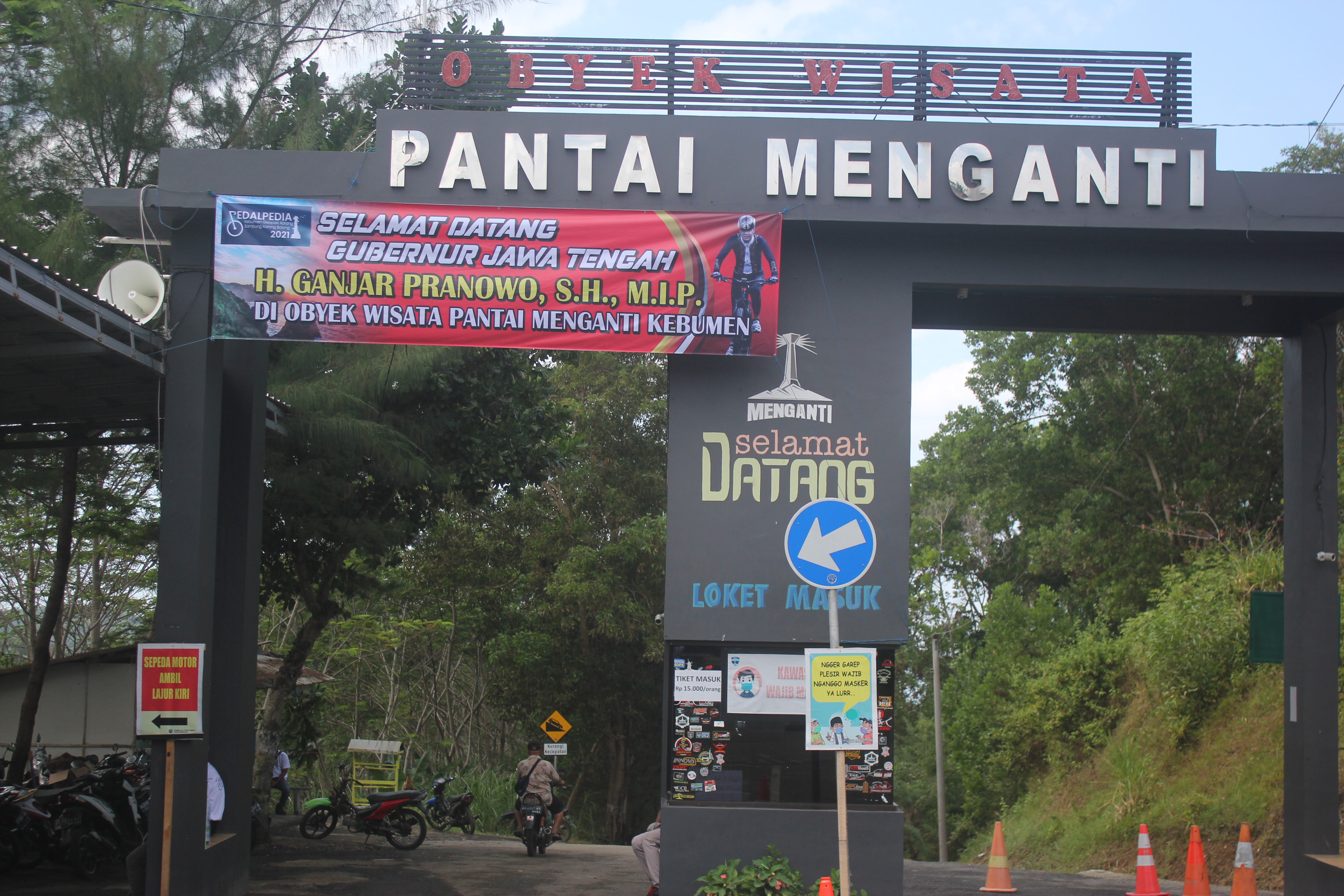 PANTAI MENGANTI KEBUMEN