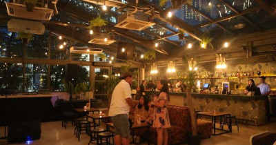 Lucy In The Sky, Rooftop Bar & Restoran di SCBD yang Hits