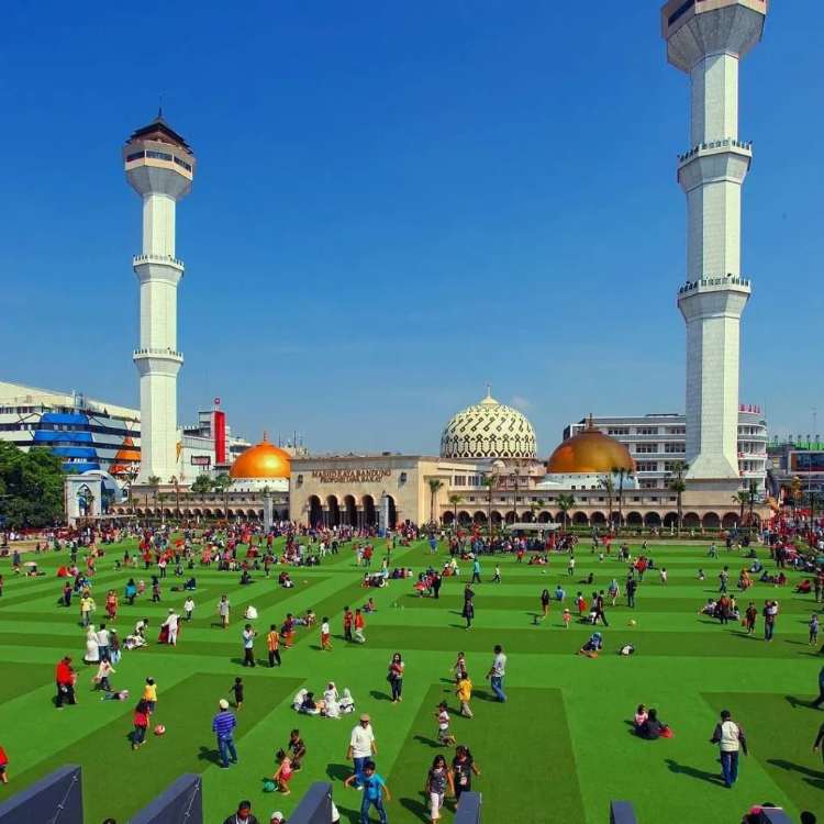 Alun-alun Kota Bandung: Lokasi, Daya Tarik & Aktivitas Menarik