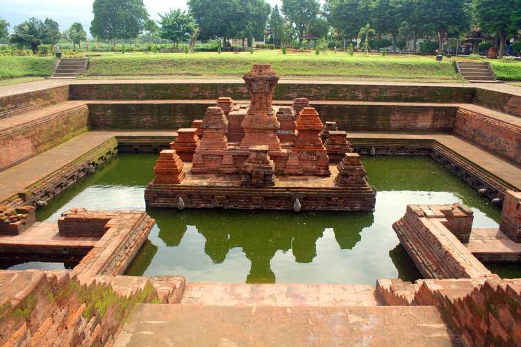 Candi Tikus Mojokerto: Daya Tarik, HTM & Jam Buka