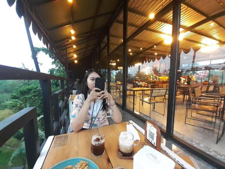 Cafe Senja Jember: Daya Tarik, Daftar Harga Menu & Lokasi