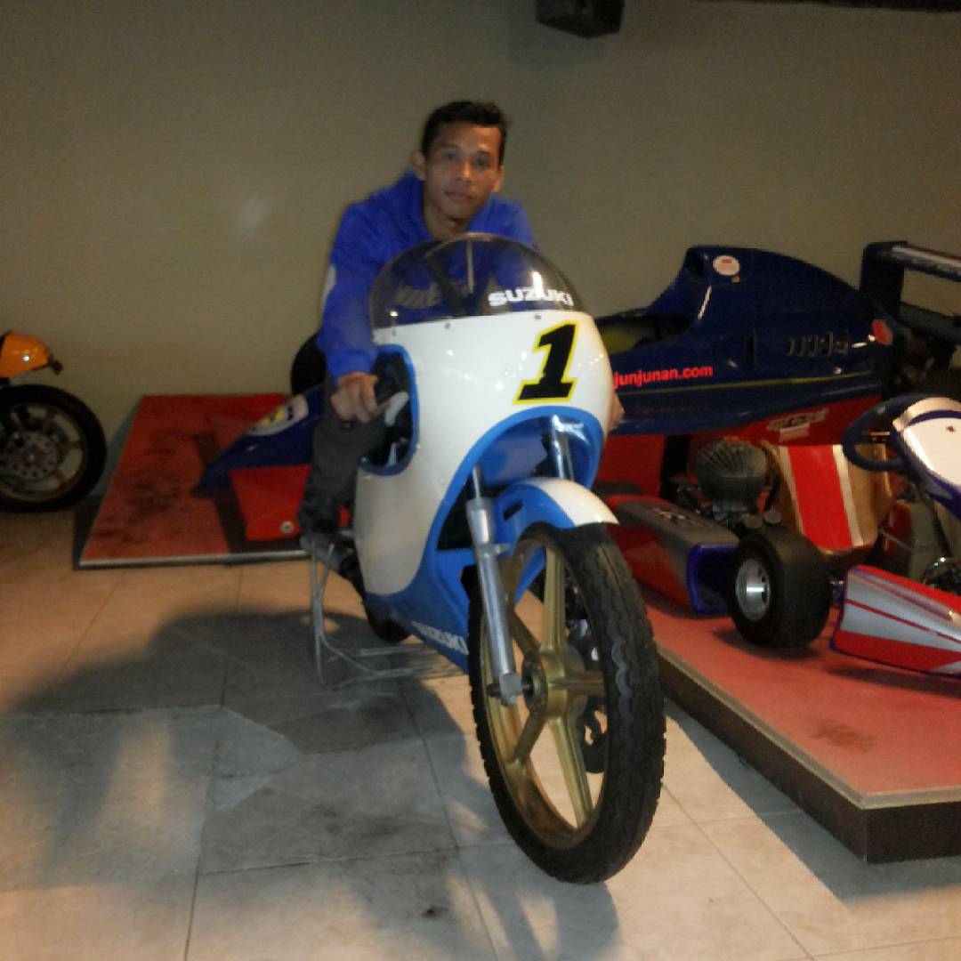 Motor Antik di Dalam Museum