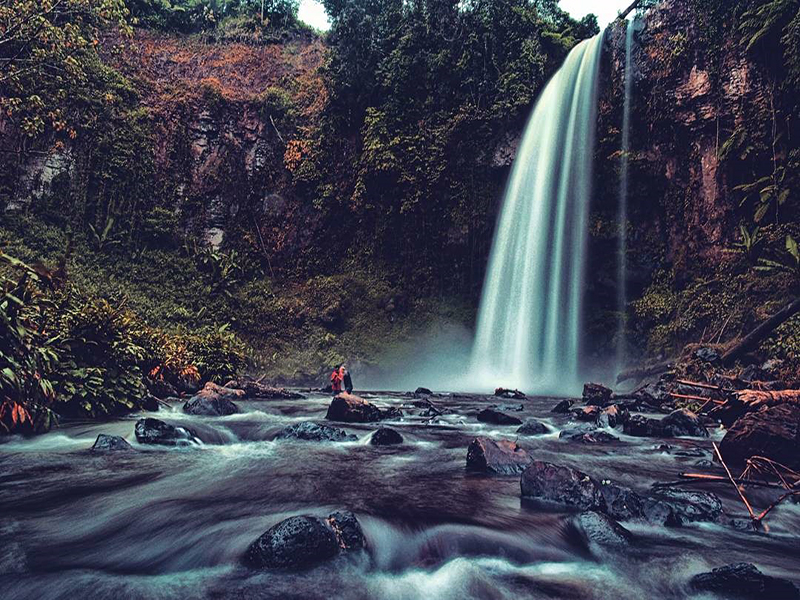 Air Terjun Segerincing, Air Terjun Eksotis dengan Warna-Warni Pelangi - Tempat.me