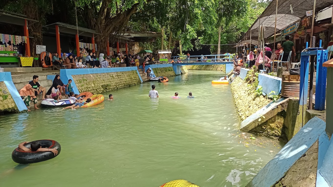 Pemandian di Goa Ngerong