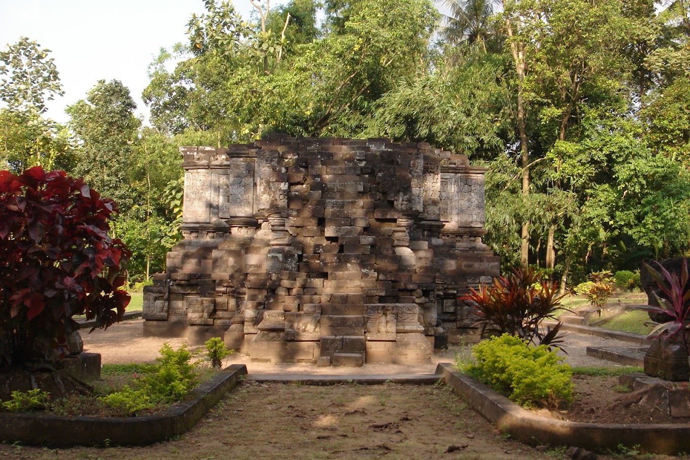 Wisata Candi Surowono