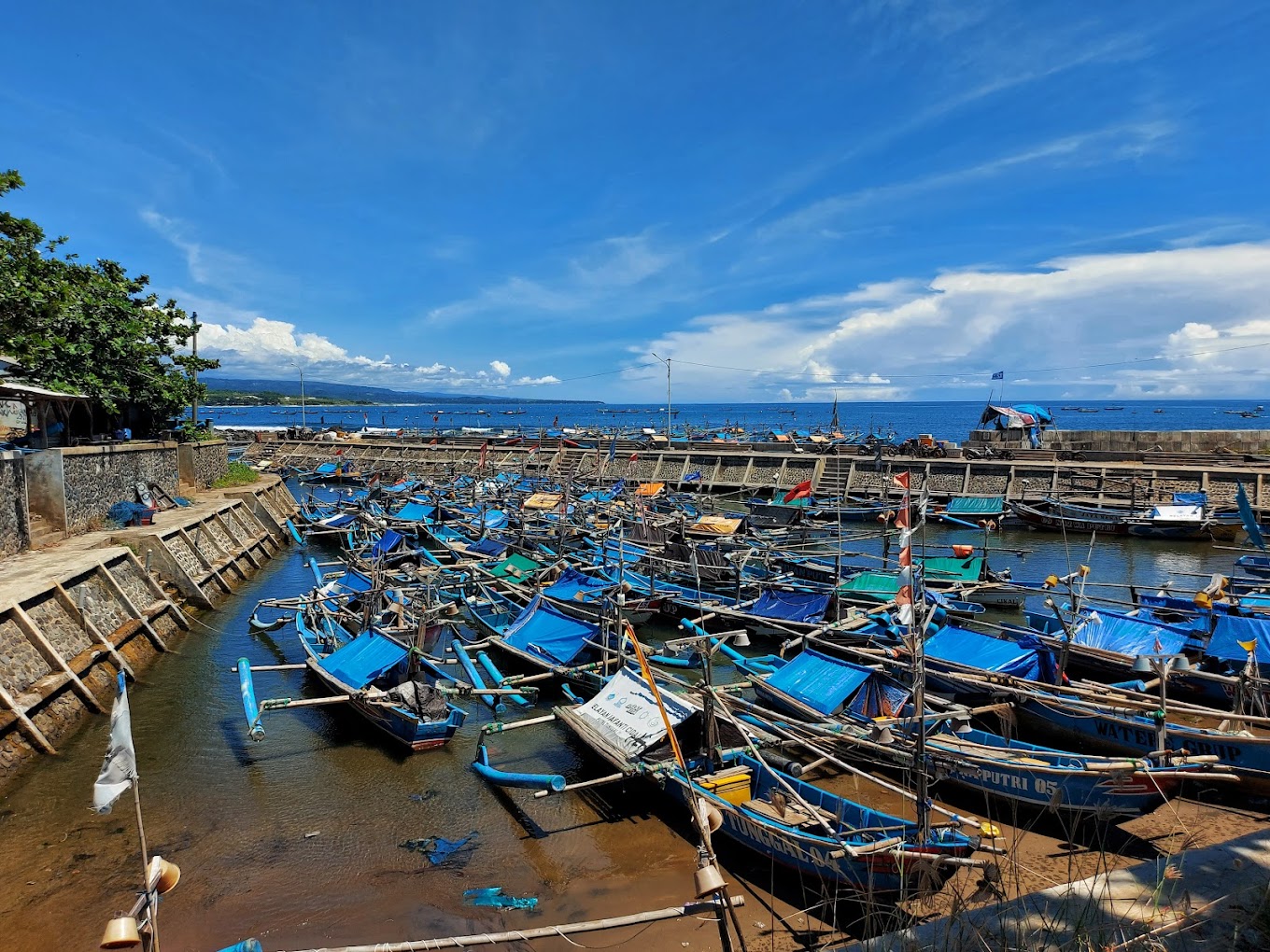 Perahu Nelayan di Pantai Jayanti 