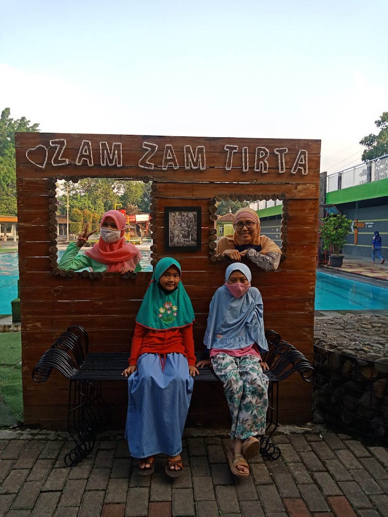 Spot Foto Kolam Renang Zamzam Tirta