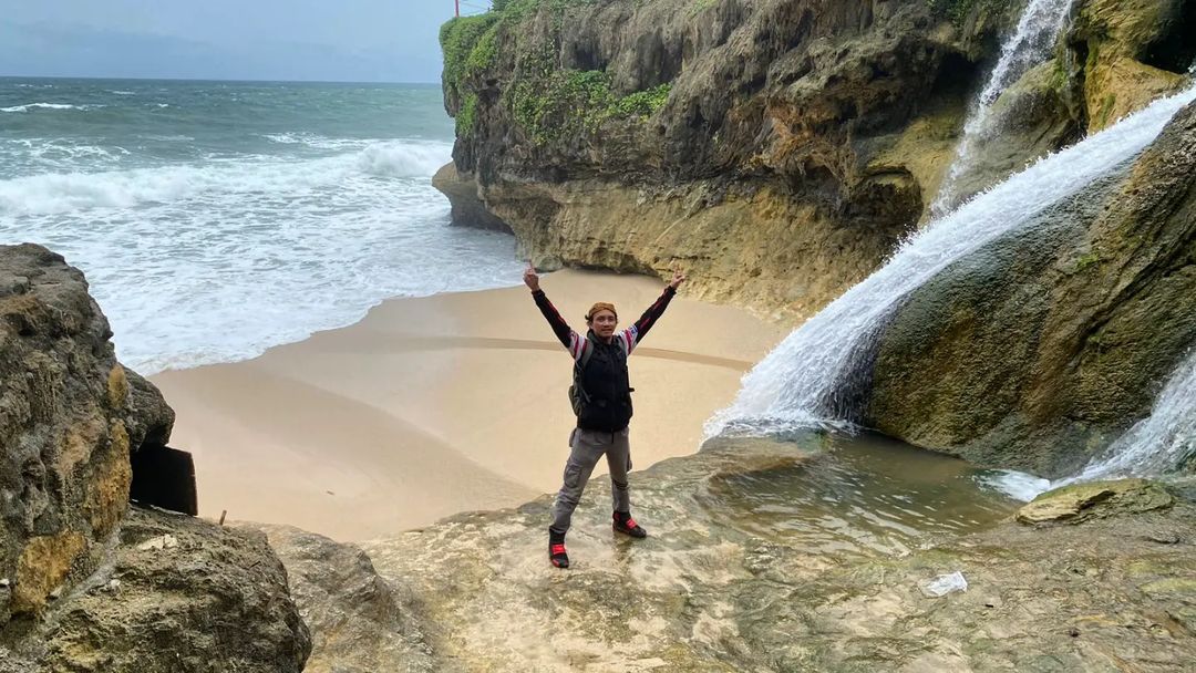 Air Terjun di Pantai Banyu Tibo