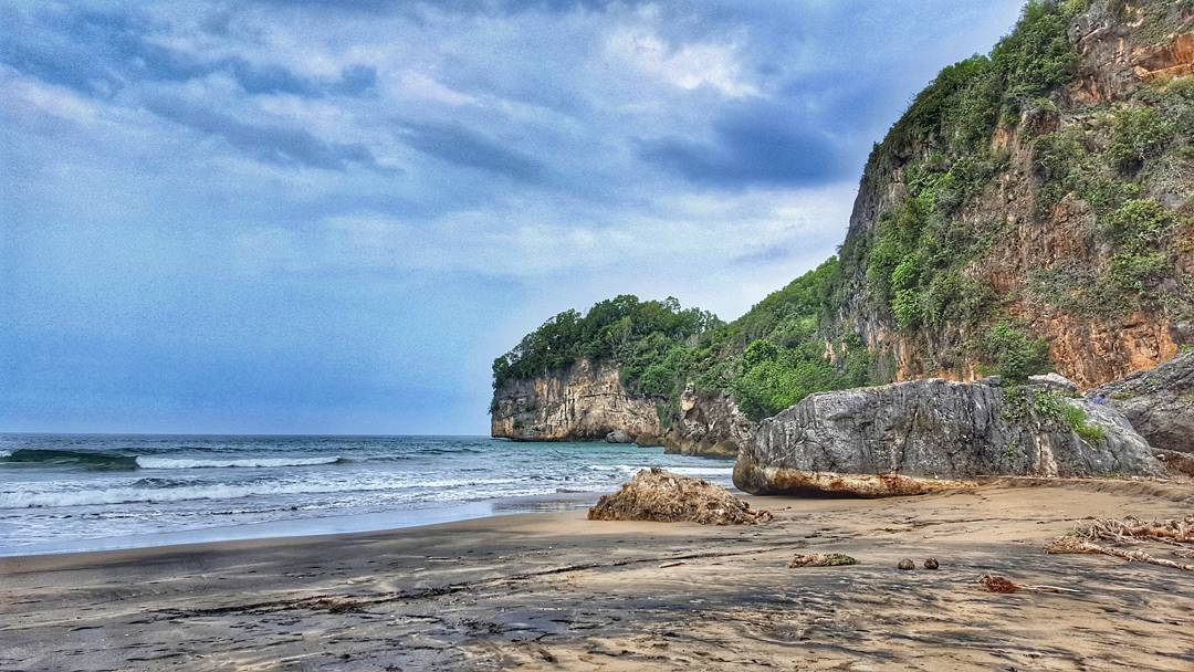 Pantai Taman, Menikmati Indahnya Pemandangan dengan Flying