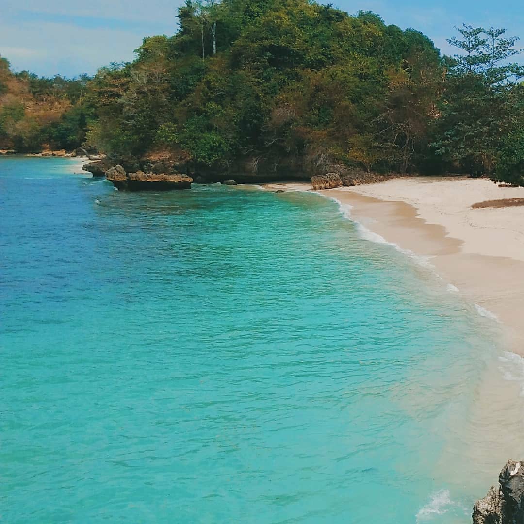 Pantai Tiga Warna Malang