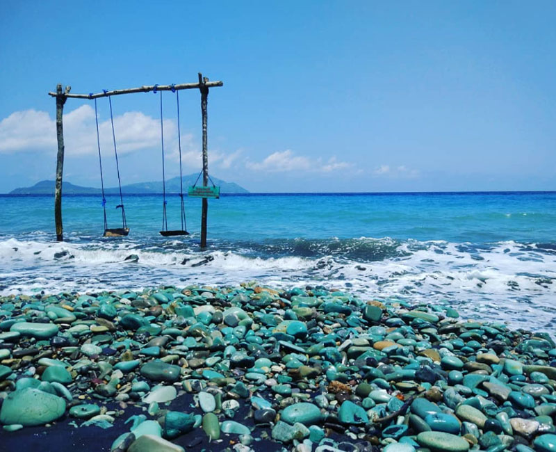 Pantai Batu Biru Flores NTT