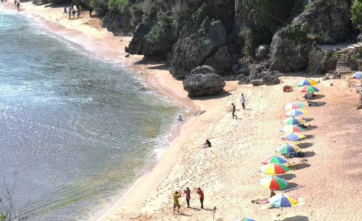 Foto Keindahan Pantai Nguyahan