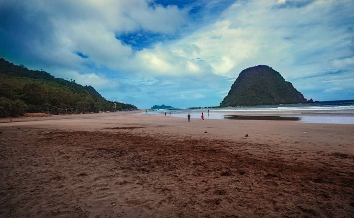 Hal Menarik di Pantai Pulau Merah